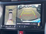 後方の映像に加えて車両周辺の表示も確認でき、駐車時の安全確認をサポートします。画面上のガイドラインを目安に、周囲の状況を見ながら落ち着いて操作できます。