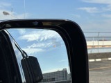 【ブラインドスポットアシスト】車線変更時に目視できない車を検知すると、検知した側のミラーに警告ライトが点灯。更にステアリングを制御し、アシストします。