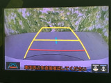 後方の様子を映しながら目安となるガイドラインも表示し、駐車時の位置確認をサポートします。周囲を直接確認することと併せて活用でき、車庫入れの際に役立ちます。