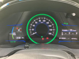 速度や各種車両情報がひと目で確認しやすいメーター表示です。走行中に必要な情報をまとめて把握でき、表示灯も視界に入りやすいので、運転時の確認をスムーズに行えます。