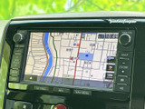 画面には周辺の道路や施設が表示され、地図を見ながら目的地への移動を確認できます。縮尺や方位の表示もあり、運転中に必要な情報を把握しやすい画面構成で、日常のお出かけをサポートします。