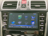 画面にはオーディオや電話などの項目が並び、複数の機能を一覧から選べる構成です。周囲のボタンもまとまって配置され、日常の操作時に項目を確認しやすくなっています。