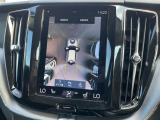 【360&deg;ビューカメラ】4台の高解像度カメラで360度の鳥瞰図を表示。隣の車や壁、死角にある障害物などを画面で確認できるため、狭いスペースでの駐車・出入りも安心です。