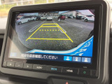 後方の映像とガイド線を画面で確認でき、駐車時の周囲の状況把握をサポートします。車庫入れや狭い場所での後退時に、目視と合わせて活用できる便利な装備です。