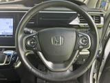 左右のスポークに操作スイッチを備え、運転姿勢を保ちながら手元で各種操作を行える構成です。握りやすい形状と見やすい配置で、日常の運転を支える使い勝手にも配慮されています。