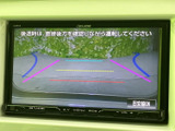 後方の映像に加え、進行方向の目安となる複数のガイド線を画面に表示。駐車時に周囲の状況を確認しやすく、車庫入れや狭い場所での後退をサポートする便利な装備です。