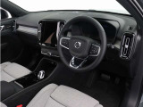 インストルメントパネルは僅かに運転席側へと傾けられているほか、余計なスイッチ類を可能な限り排し、運転に集中しやすい環境を造り出しています。