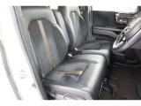 運転席・助手席まわりです。ゆったりと座って頂けるシートで快適です。