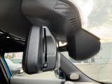 ETC2.0一体型の自動防眩機能付きバックミラー。後続車のヘッドライトの眩しさをセンサーで検知し、自動で減光して視界を快適に保ちます。夜間運転の疲労軽減と安全性向上に貢献する便利なアイテムです。