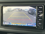 車両後方の映像とガイド線を画面で確認でき、駐車時の周囲確認をサポート。画面脇には音量などのボタンもまとまり、操作しやすい配置です。
