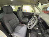 運転席は大きな座面と包み込むような背もたれが身体全体を支えます。上質なシートを採用し長時間の運転やコーナーの多い道も快適です。座ったときの頭上スペースも余裕たっぷりでロングドライブも楽チンです♪