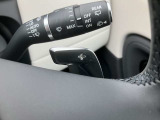 【パドルシフト】ハンドル裏の変速機を操作することで、D4、D3、D2といったギアにスムーズにシフトダウンできます。Sレンジ(スポーツモード)では、よりスポーティな走行を楽しむためのモードとして機能します。