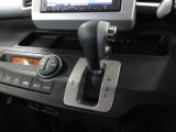 インパネシフトだから視線の移動も少なく足元もスッキリ。運転席もゆったりしているのでゆとりを持ってドライブできますね。