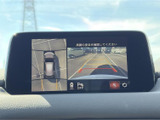 車両後方の映像と周囲の様子を画面で確認でき、駐車時の安全確認をサポートします。ガイド表示もあり、車庫入れや狭い場所での切り返しなど、日常の駐車に役立ちます。