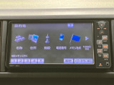 目的地の名称や住所、施設、電話番号などから検索でき、行き先に合わせた設定に役立ちます。画面上の項目が整理されており、日常のお出かけでも目的地を選びやすい装備です。