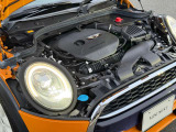 MINIの心臓部であるエンジンは、納車前に専任メカニックが丁寧に点検・整備を実施。細部までしっかり確認し、ベストなコンディションでお届けしますので、安心して快適なドライブをお楽しみいただけます。