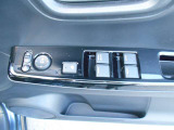 運転席ドアには、電動格納式リモコンドアミラーや、パワーウインドウマスタースイッチがあります。