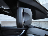 【ルームミラー一体型ETC】BMWといえばルームミラー一体型のETC。ドライバーから差し込めるかたちになっておりますので、差し忘れの際も慌てずにご利用いただけます。