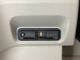 ハンドルの左下にETCがついています。高速道路の料金所の通過も楽々です。カードの取り出しもしやすい場所についています。