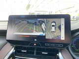 車両周辺の映像と俯瞰表示を切り替えて確認でき、駐車時や狭い場所での取り回しをサポートします。画面のガイド表示も参考にしながら、周囲の状況を確かめて操作いただけます。安全確認にお役立てください。