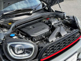 MINIの心臓部であるエンジンは、納車前に専任メカニックが丁寧に点検・整備を実施。細部までしっかり確認し、ベストなコンディションでお届けしますので、安心して快適なドライブをお楽しみいただけます。
