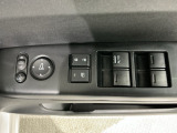 狭い駐車場で便利な電動格納ドアミラーが付いています。