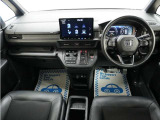 運転にかかわる様々な操作を安全に行えるように視点移動が少なく、操作性に配慮されたスイッチ類が凝縮されたコクピットです。