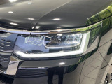 【LEDヘッドライト】悪天候や夜間走行時も良好な視界を確保し安心して運転できる高輝度LEDヘッドライトを装備!点灯速度が早く、消費電力も抑えられています。