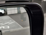 【ブラインドスポットモニター】車外にいる車をいち早く検知し、ドライバ―に知らせるシステムです。