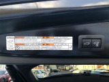 運転席からもバックドアの開閉が可能ですし、荷物で手がふさがっていてもボタン一つで自動開閉!!