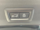 ●電動リアゲート:ワンタッチでリアゲートの開閉ができ、荷物などで両手が塞がっている状態でも簡単に開閉ができる便利機能です。
