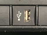 こちらのクルマはUSB接続コネクタも装備されています♪スマホの充電などにお使い下さい。ご旅行中での充電切れも、これなら心配いりませんね!