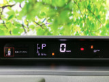 速度やシフト位置、燃料残量などの情報が表示され、運転に必要な状況をひと目で確認できます。表示がまとまっているので、出発前や停車時の車両確認にも役立ちます。