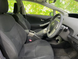運転席まわりは前方から左右まで見渡しやすく、視界を確保しやすいレイアウトです。シートは身体を預けやすい形状で、日常の移動も落ち着いて過ごせます。