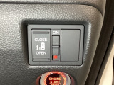 左側電動スライドドアは運転席からでも操作ができるように、ハンドル付近に開閉の操作スイッチが付いています。