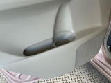【フック】フックの用途は様々。手荷物のバッグや買い物袋、ビニール袋をぶら下げてゴミ箱にしても良いですね♪