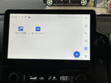 タッチ操作に対応した大きな画面で、メニューを見渡しやすい構成です。ナビやオーディオなどの機能にアクセスしやすく、日々の移動を便利にサポートしてくれます。