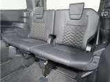 便利な5:5分割可倒式シートです。収納と乗車人数のバランスに優れています♪荷物の大きさに応じたラゲージスペースをフレキシブルに作り出せるので、シーンに応じた使い方ができます♪
