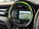 後方の映像を車載画面に表示するバックカメラ。駐車や車庫入れをサポートし、ガイドラインで距離や角度を確認でき、安全でスムーズな運転を助けます。