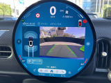 【リアビューカメラ(予想進路表示機能付】パーク・ディスタンス・コントロールが車両の前方や後方にある障害物までの距離を信号音とビジュアルで知らせ、狭いスペースでの駐車や車庫入れをサポートします。