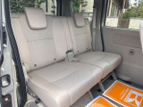 同乗者の快適さに直結する助手席。シート状態や足元、内張りの使用感までチェックできます。