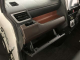 何かと便利なグローブボックス。メンテナンスノートや車検証、ちょっとしたメモと筆記用具等を入れておくとあればもしもの時にも便利ですね。