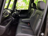 前席は座面と背もたれにゆとりがあり、アームレストも備わっています。運転席側から助手席まで視線が届きやすく、同乗者との会話もしやすい室内です。