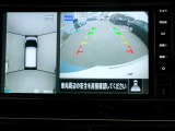 リバースにシフトするとまるで上空から見下ろしているような感じにナビゲーション画面に映し出します