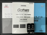 スマートキーは鍵をバッグに入れたままでもドアロックの開閉やエンジンのON・OFFができます。夜間や雨の日も鍵を探さなくて良いので便利です。