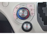 【オートエアコン】一度お好みの温度に設定すれば、車内の温度を検知し風量や温度を自動で調整。快適な車内空間には必須の機能です。