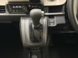 CVT車のセレクトレバーです。低速から高速まで、変速ショックのないスムーズな走りを実現するとともに、エンジン効率のよい領域を維持することで燃費にも貢献します。