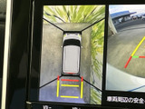 後方の映像に加え、車両を上から見た周囲の様子も画面で確認できます。ガイド線を目安に周囲との距離感をつかみやすく、駐車時の安全確認をサポートします。
