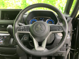 ステアリングに複数のスイッチを配置し、運転姿勢を保ちながら手元で各種操作ができます。メーター類との位置関係も自然で、必要な機能を確認しやすく、日々の運転で使いやすさを感じられます。