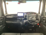 【前方視界】開放的な前方視界!運転がしやすく疲れにくいです♪窓が大きく、見通しがとっても良いおクルマですよ♪